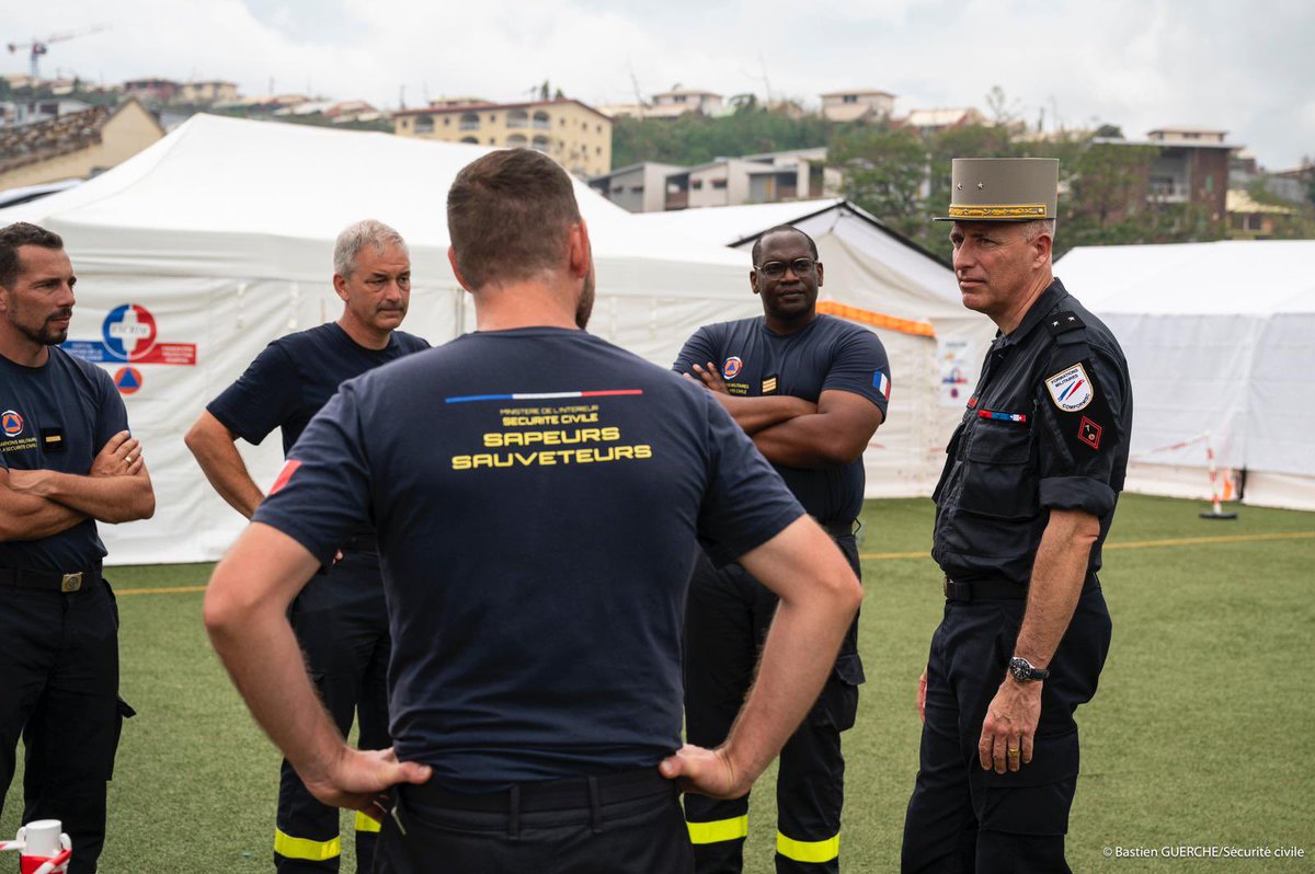 riisc_7's tweet image. [ #Mayotte ] 🇾🇹

Le @DG_SecCivile et le commandant de la Brigade Militaire de la Sécurité Civile (#BMSC), le général Pierre de Villeneuve, nous ont fait l’honneur de leur visite sur le terrain à #Mayotte 🫡

#CycloneChido #Solidarité