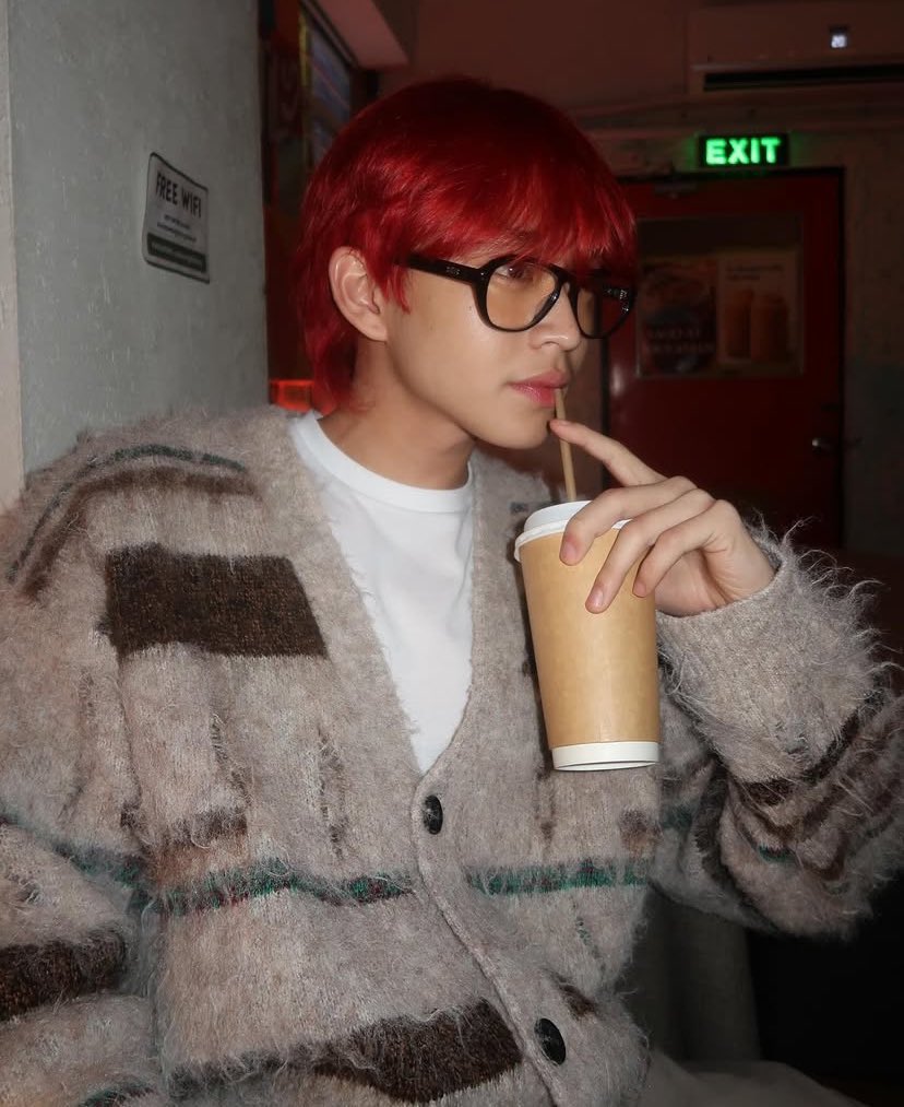 KITTYH0ELIC's tweet photo. i love red i love yuri. live laugh love rabin angeles ❤️ https://t.co/pCOJJvT2Ez