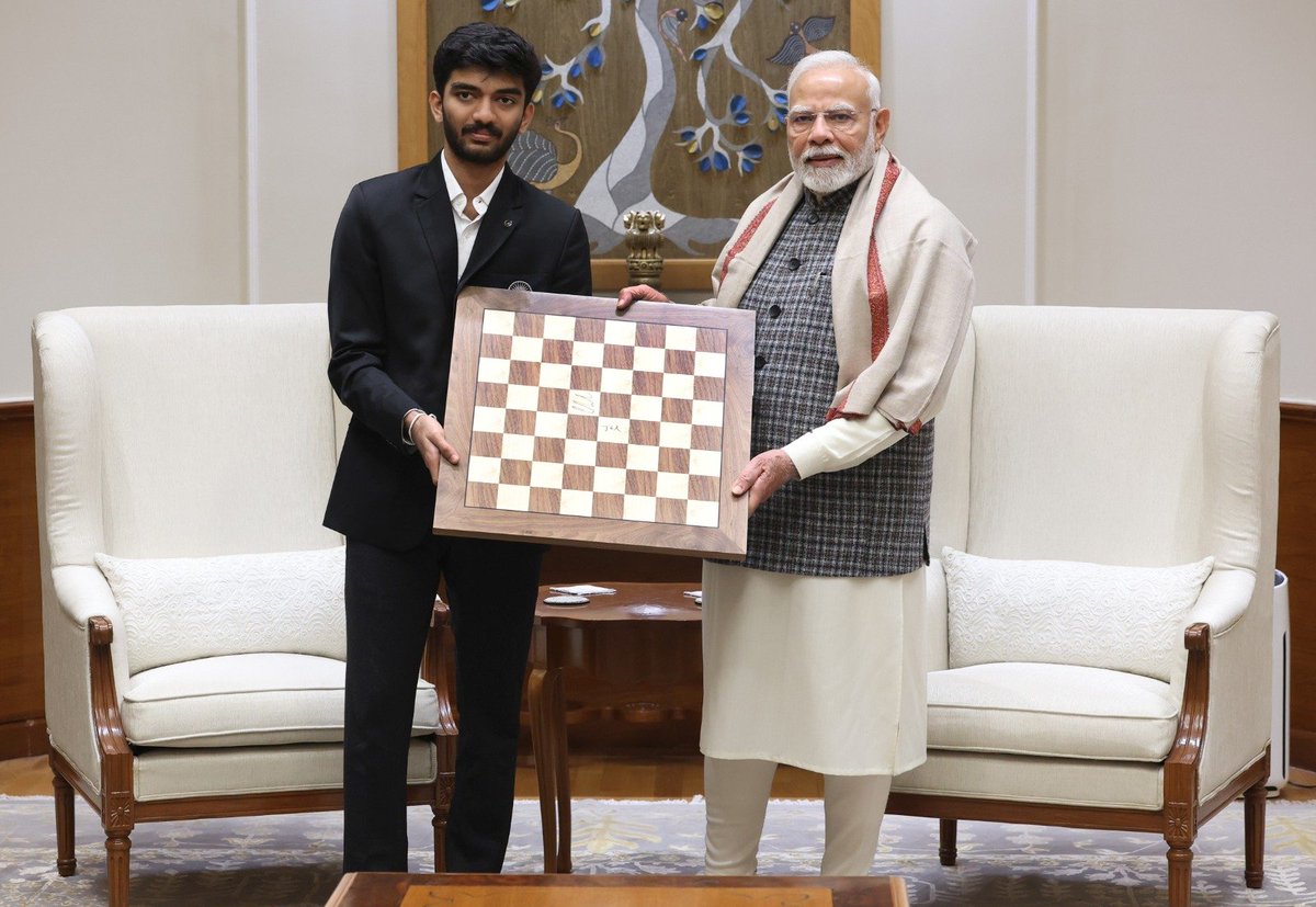 DDIndialive's tweet image. Prime Minister @narendramodi meets #worldchesschampion @DGukesh and his parents on Saturday. During the meeting, Gukesh gifts #PMModi a signed chessboard used in his victory against Chinese Grandmaster #DingLiren at the #worldchesschampionship2024 in Singapore, where he becomes