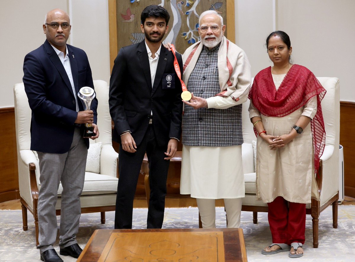 DDIndialive's tweet image. Prime Minister @narendramodi meets #worldchesschampion @DGukesh and his parents on Saturday. During the meeting, Gukesh gifts #PMModi a signed chessboard used in his victory against Chinese Grandmaster #DingLiren at the #worldchesschampionship2024 in Singapore, where he becomes