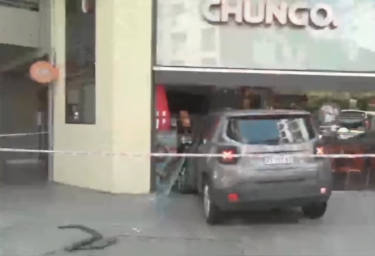 aleginart's tweet photo. Virrey del Pino al 2500, en Belgrano #chocaron dos autos y la camioneta terminó en la heladeria @HeladosChungo
Aun permanece en el lugar.
@ernestoarriaga @VTVinfo https://t.co/DEE5wyXaX9