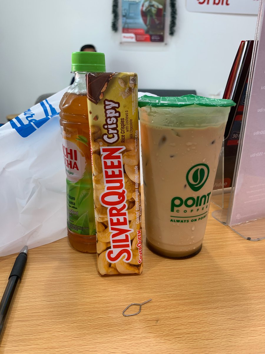Frismayantii's tweet photo. Hal yg random hari ini, tiba2  ada pelanggan gada angin gada hujan kasih coklat dan kopi https://t.co/ErcZZ2jOgt