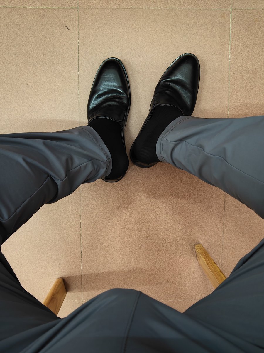 vinker17's tweet image. 里面穿开口内裤就是好😏小鸡鸡只隔着一层裤子硬起来也能撑大点裤裆，再加个广角画面，假装有大包的buff叠满了--痴心妄想的猪先生🐷