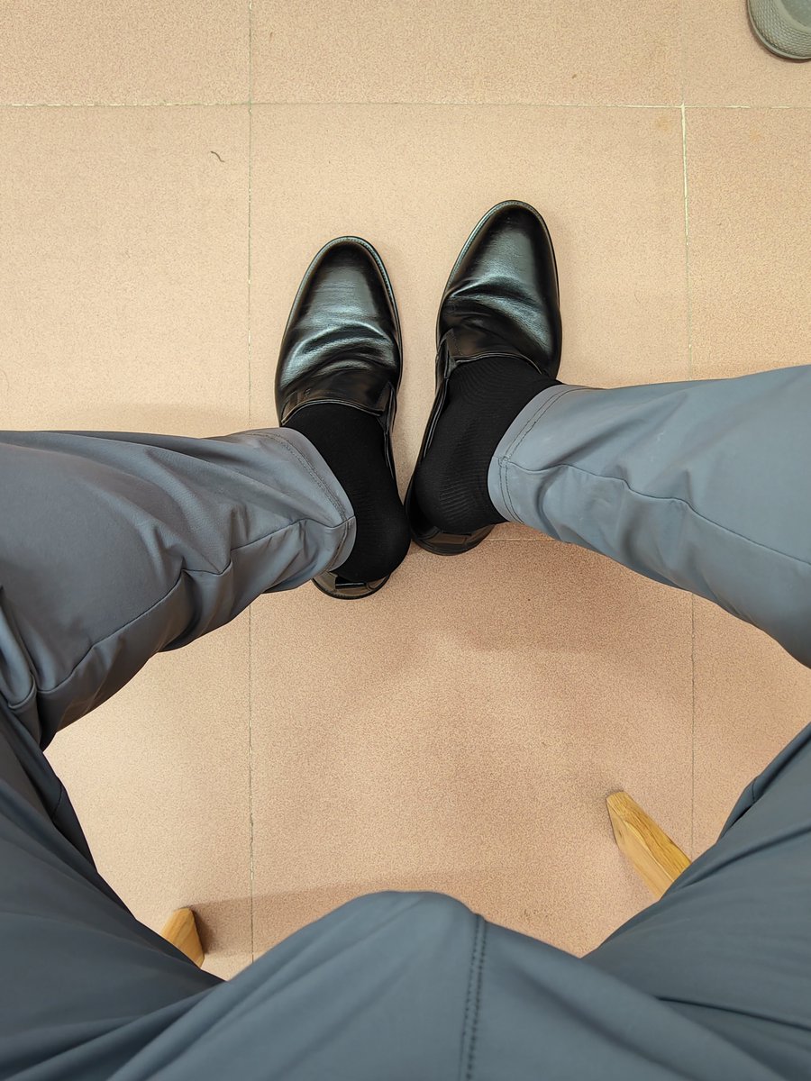 vinker17's tweet image. 里面穿开口内裤就是好😏小鸡鸡只隔着一层裤子硬起来也能撑大点裤裆，再加个广角画面，假装有大包的buff叠满了--痴心妄想的猪先生🐷