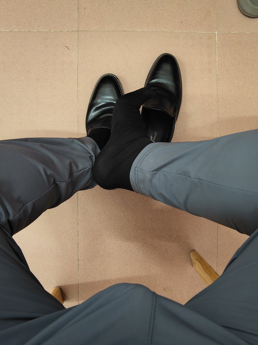 vinker17's tweet image. 里面穿开口内裤就是好😏小鸡鸡只隔着一层裤子硬起来也能撑大点裤裆，再加个广角画面，假装有大包的buff叠满了--痴心妄想的猪先生🐷