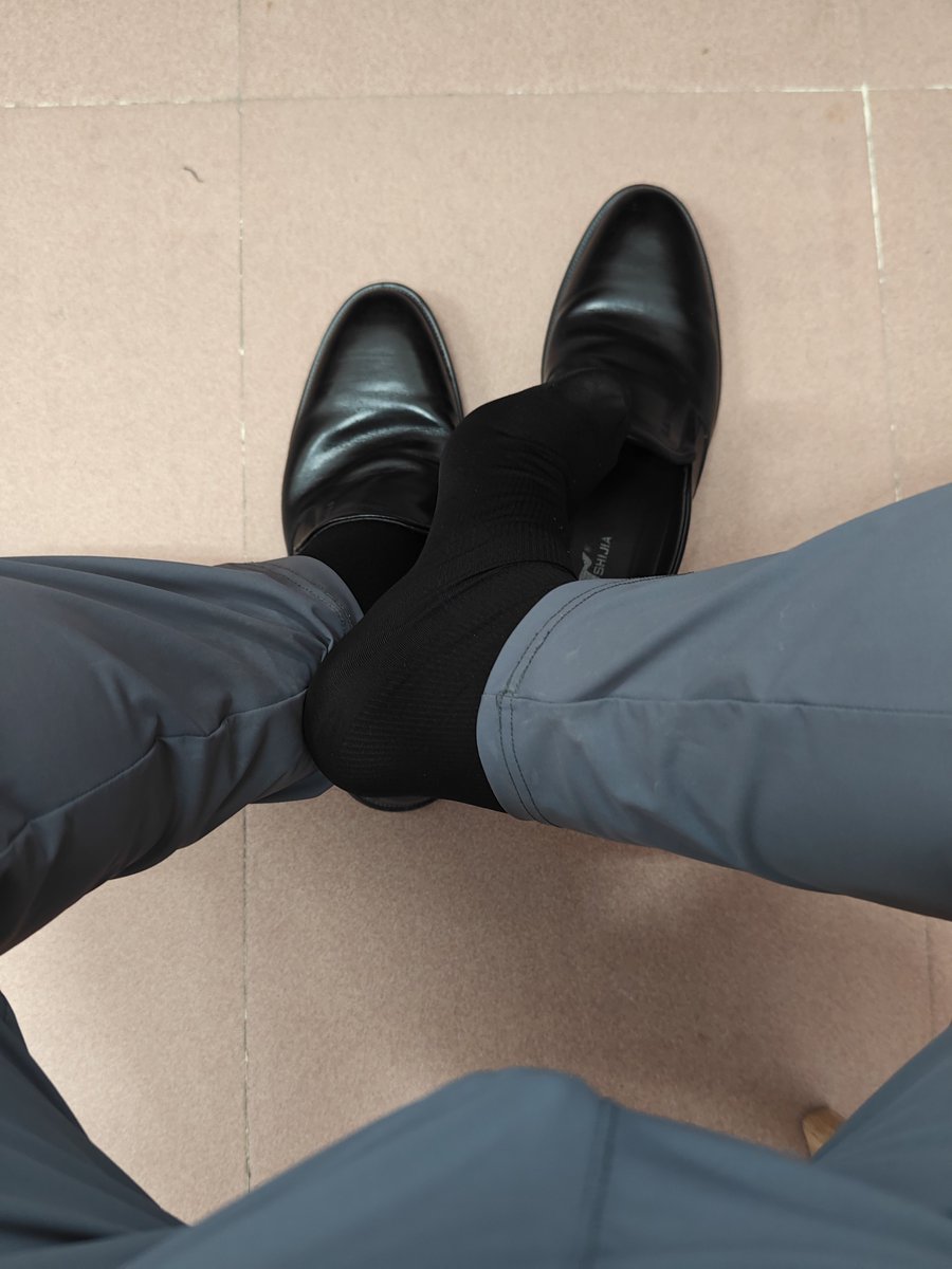 vinker17's tweet image. 里面穿开口内裤就是好😏小鸡鸡只隔着一层裤子硬起来也能撑大点裤裆，再加个广角画面，假装有大包的buff叠满了--痴心妄想的猪先生🐷