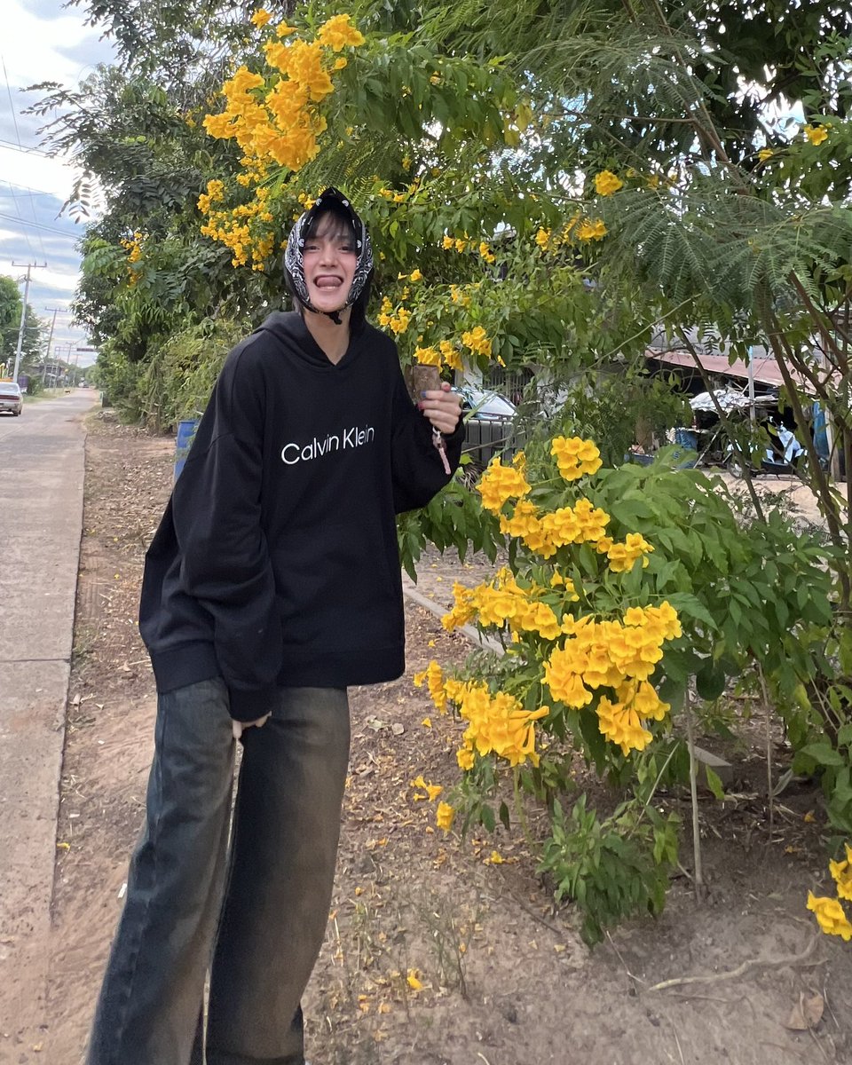 ninjanjcha's tweet photo. Just like the flower 🌼 #NINJA #Ninja4MIX https://t.co/xFnTVM5BkX