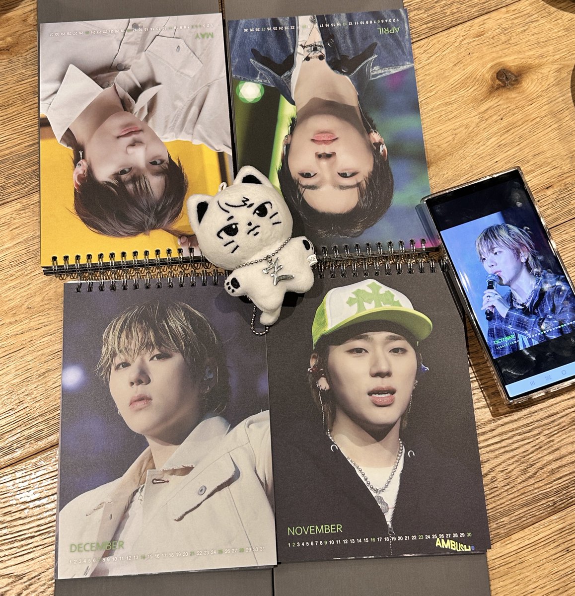 2025년 달력 넘 예뻐서 새해가 기대되쟈나🥹💕26년 달력도 예쁜 사진 가득하게 아코오빠의 열일 기대합니당..🖤💪🏻💪🏻💪🏻