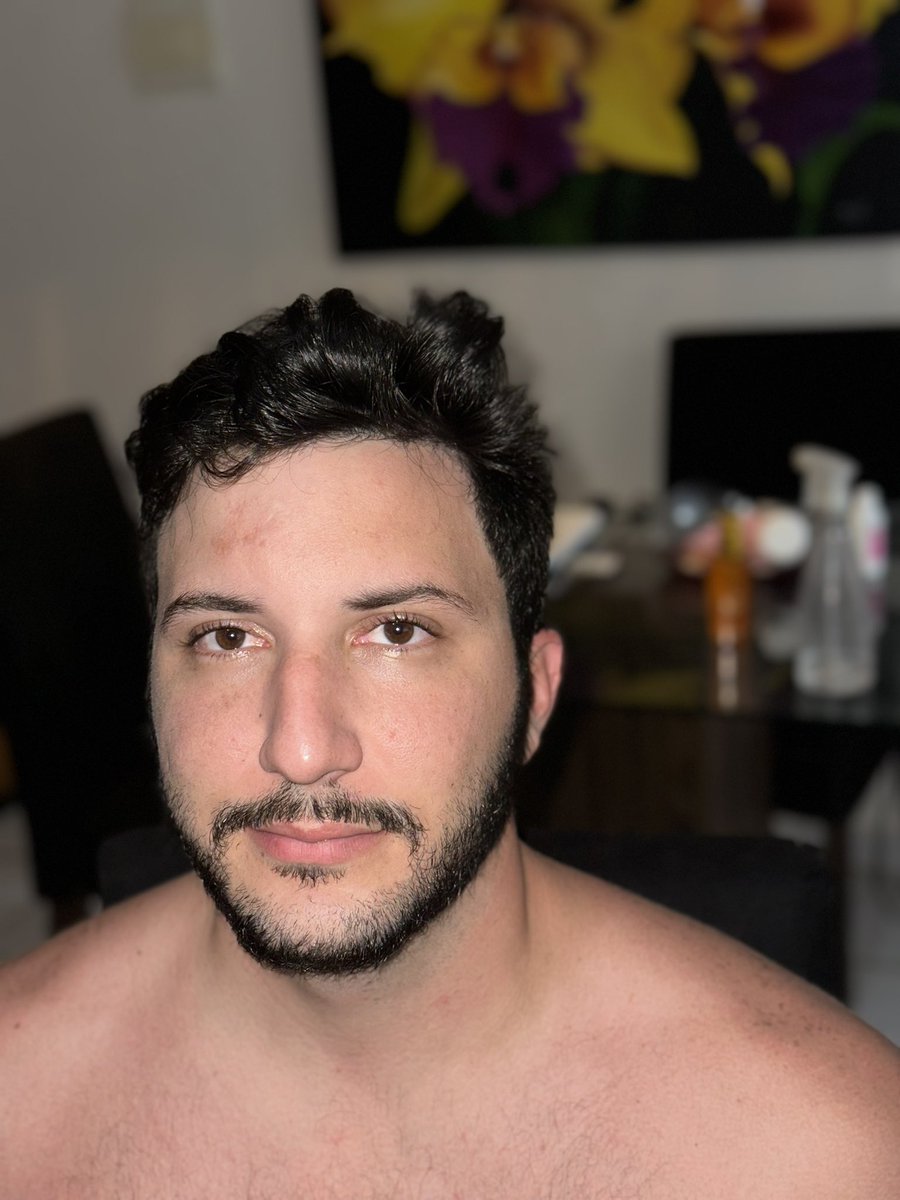 jadevivissima's tweet photo. Postando aqui porque tô mto orgulhosa do resultado. Cortei o cabelo de Victor com uma tesoura cega, um novo homem 🤌🏼 https://t.co/ufofGiBT8n
