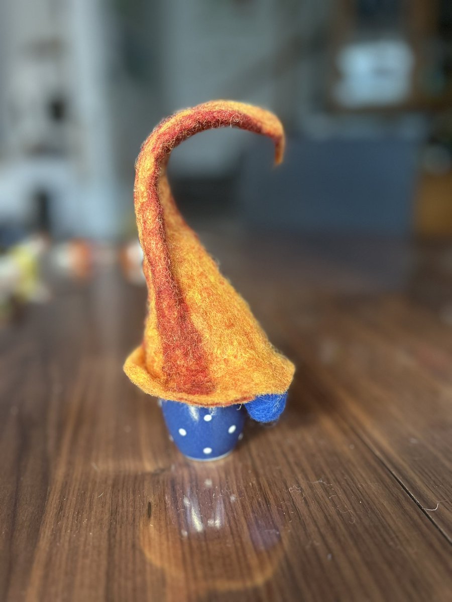 Abschiedsgeschenke fürs Theater. Jeder der Mitspieler/Begleiter von K3 bekommt eine kleine Gans und einen Eierwärmer. Alles Einzelstücke und selbstgemacht. K3 weint schon seit 3 Tagen, weil es (Zitat) „die Zeit seines Lebens“ war. Wir hoffen auf „Man sieht sich immer 2x im Leben“