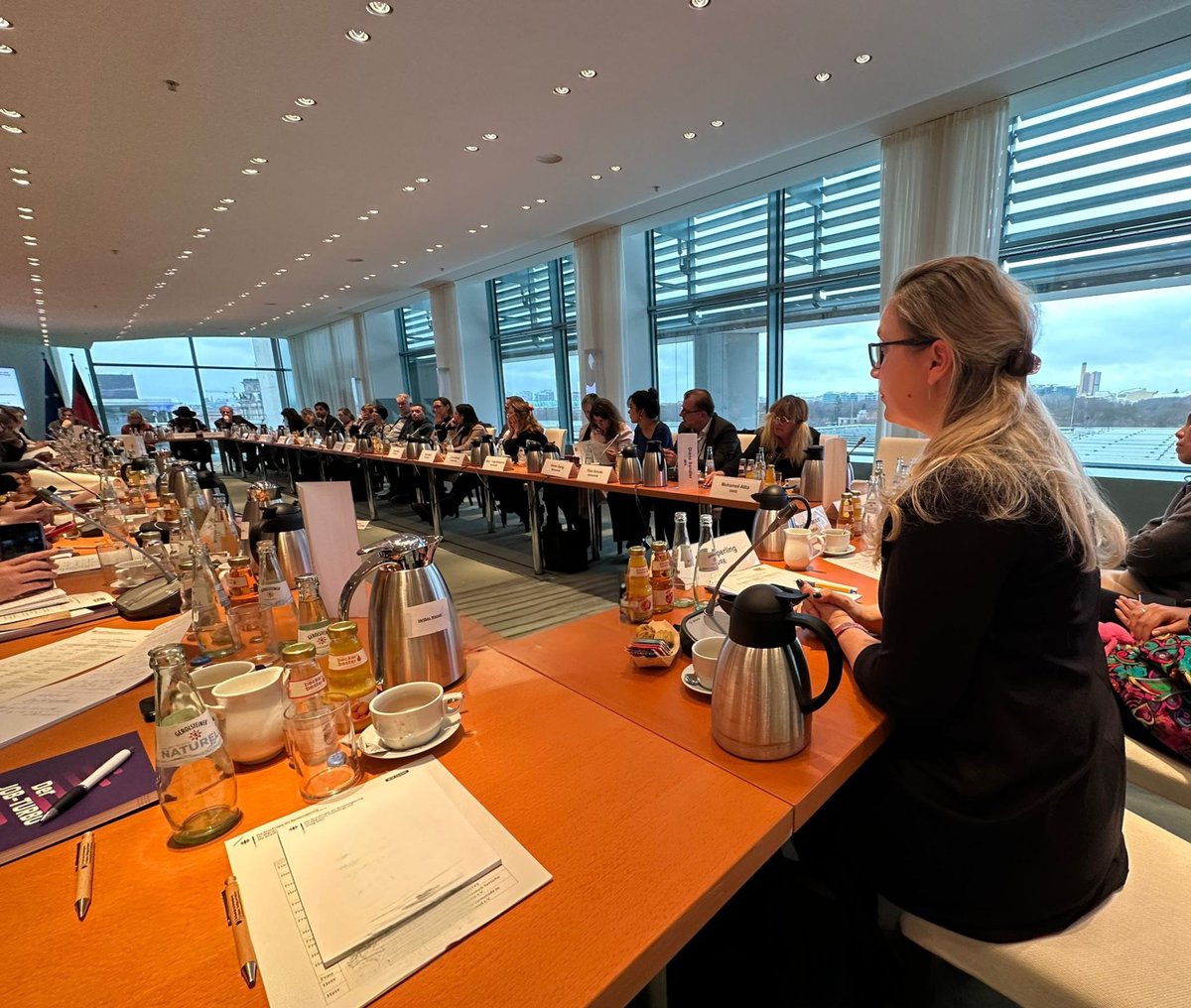 Auslaenderrat's tweet photo. Unsere Geschäftsführerin Olga Sperling hat kurz vor Weihnachten auf Einladung von Reem Alabali-Radovan, Staatsministerin für #Migration, am vorerst letzten bundesweiten Treffen der Migrant*innnen-Organisationen im #Kanzleramt teilgenommen. https://t.co/4YgSpUCcte