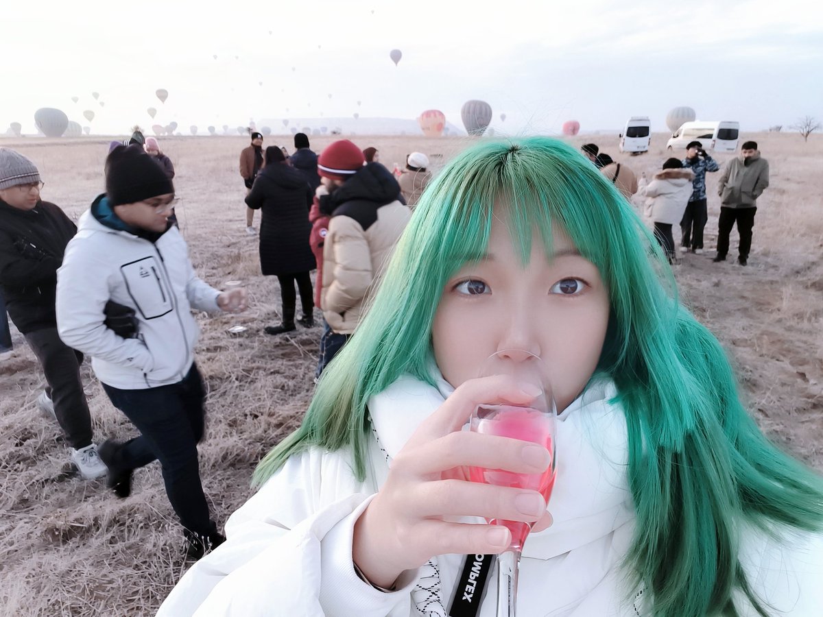 biubiucar's tweet photo. 【土耳其】
卡帕多奇亚一百多欧的热气球：本质就是我在上面吹着冷风涩涩发抖的拍地上的人，地上的人在烤着火喝着热咖啡拍我们📷
下地了还不忘给我一杯冰红酒冷一下我的心💔 https://t.co/QxPsfCTxf8