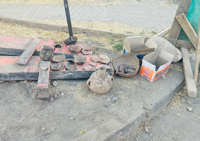 AoLaonline's tweet photo. Encuentran bóveda con restos humanos de origen precolombino durante trabajos de alcantarillado en San Esteban. También había objetos y recipientes de cerámica. https://t.co/xhkTp8btx6 a través de @AoLaonline https://t.co/YUUyXyrq0F
