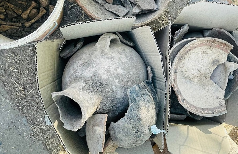 AoLaonline's tweet photo. Encuentran bóveda con restos humanos de origen precolombino durante trabajos de alcantarillado en San Esteban. También había objetos y recipientes de cerámica. https://t.co/xhkTp8btx6 a través de @AoLaonline https://t.co/YUUyXyrq0F