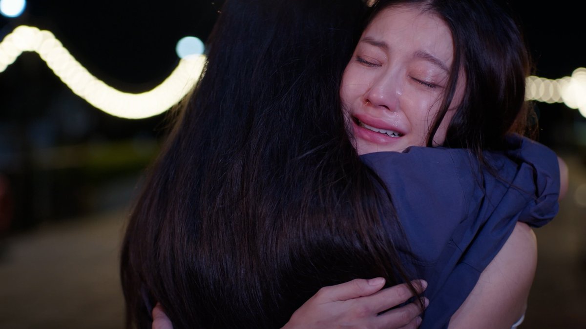 GMMTV's tweet photo. สุดท้ายไออุ่นเลือกโอบอุ้ม น้องสาวคนเดียวของตัวเอง เป็นการเลือกที่ตัดสินใจยากมาก ๆ คนดูอยากกอดทั้ง 3 คนแน่น ๆ เลยน้าา 🫂
#PlutoSeriesEP11
@NamtanTipnaree @filmracha @arm_wc https://t.co/XsnaL0xeKA