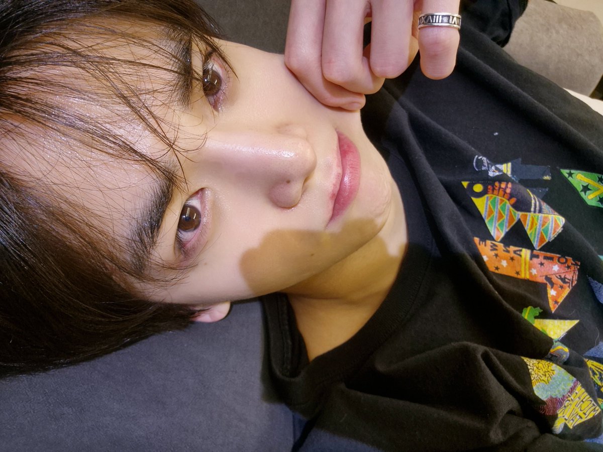 이런 이뿌니 셀카 보내면서 내생각해달라는데
어케참음 나는 이미 니 생각만 365일24시간내내한다고