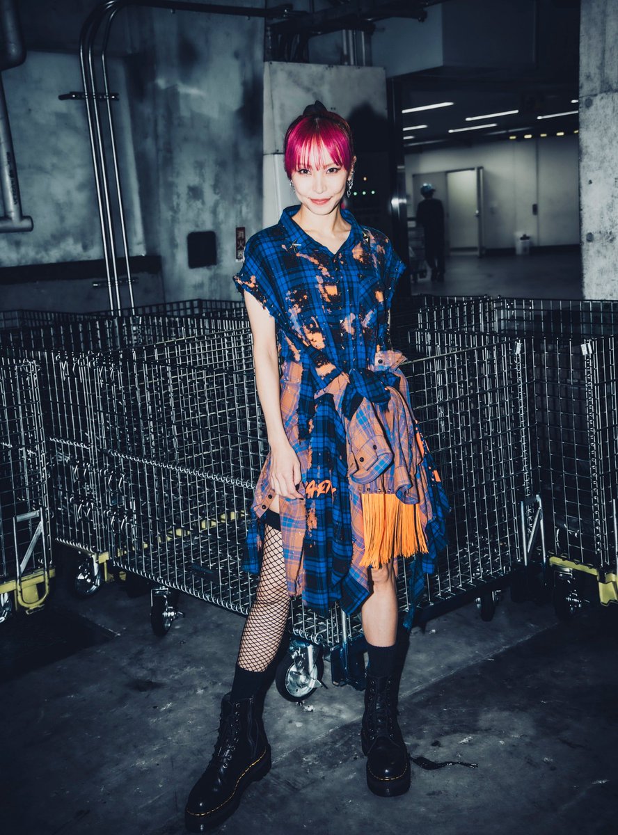 LiSA_OLiVE's tweet image. #LiSAカクテルパーティー　#SWEET⑦ #SOUR⑧  #りさふく

ブルーとオレンジをディップしたカクテルパーティーシャツをスイートもサワーも二つ繋ぎ合わせてリメイクしてもらったワンピース。全部合わせて一つになった！！…