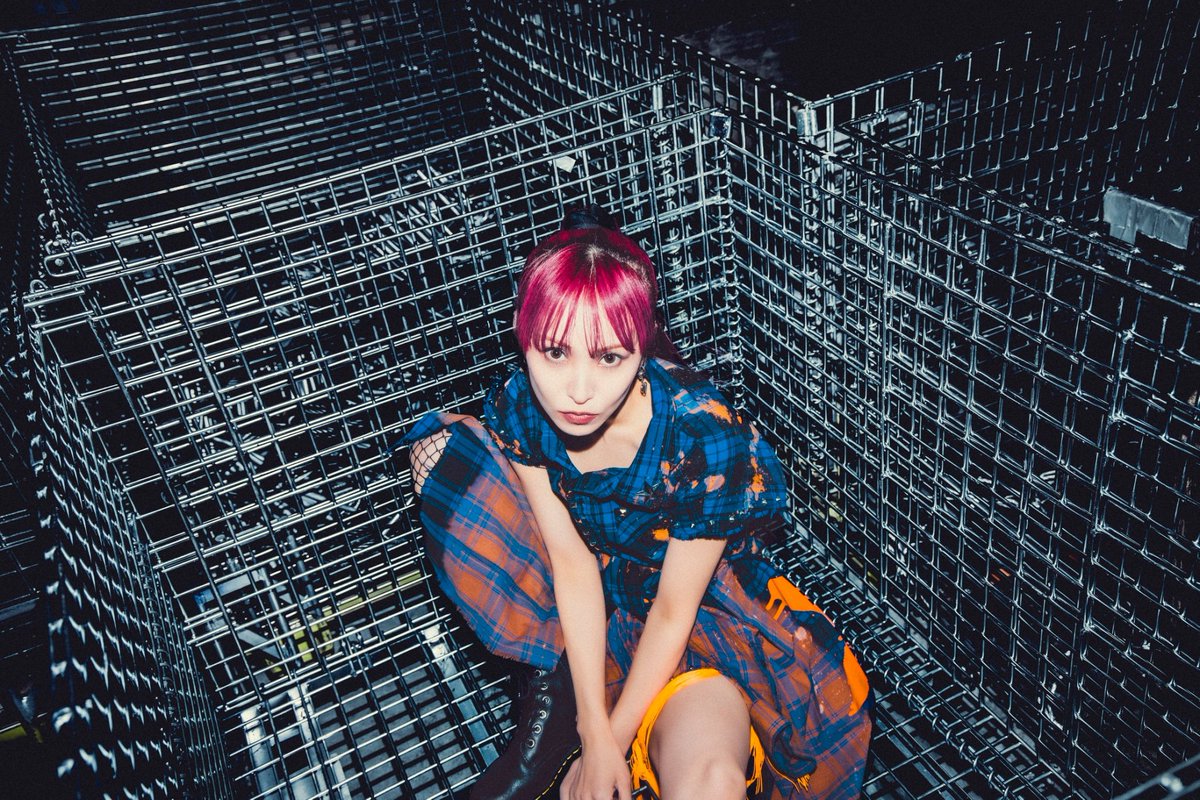 LiSA_OLiVE's tweet image. #LiSAカクテルパーティー　#SWEET⑦ #SOUR⑧  #りさふく

ブルーとオレンジをディップしたカクテルパーティーシャツをスイートもサワーも二つ繋ぎ合わせてリメイクしてもらったワンピース。全部合わせて一つになった！！…