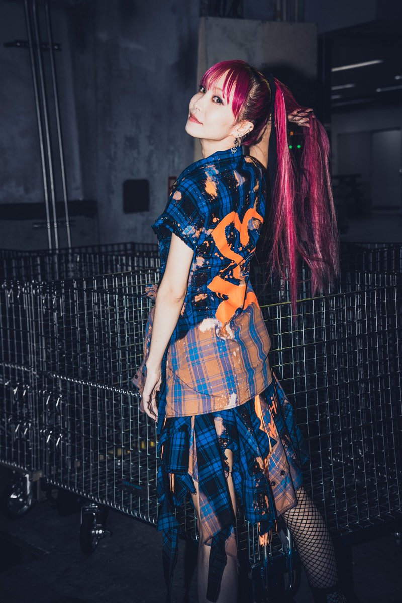 LiSA_OLiVE's tweet image. #LiSAカクテルパーティー　#SWEET⑦ #SOUR⑧  #りさふく

ブルーとオレンジをディップしたカクテルパーティーシャツをスイートもサワーも二つ繋ぎ合わせてリメイクしてもらったワンピース。全部合わせて一つになった！！…