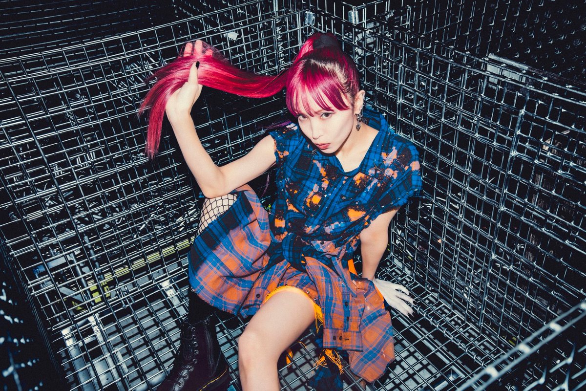 LiSA_OLiVE's tweet image. #LiSAカクテルパーティー　#SWEET⑦ #SOUR⑧  #りさふく

ブルーとオレンジをディップしたカクテルパーティーシャツをスイートもサワーも二つ繋ぎ合わせてリメイクしてもらったワンピース。全部合わせて一つになった！！…