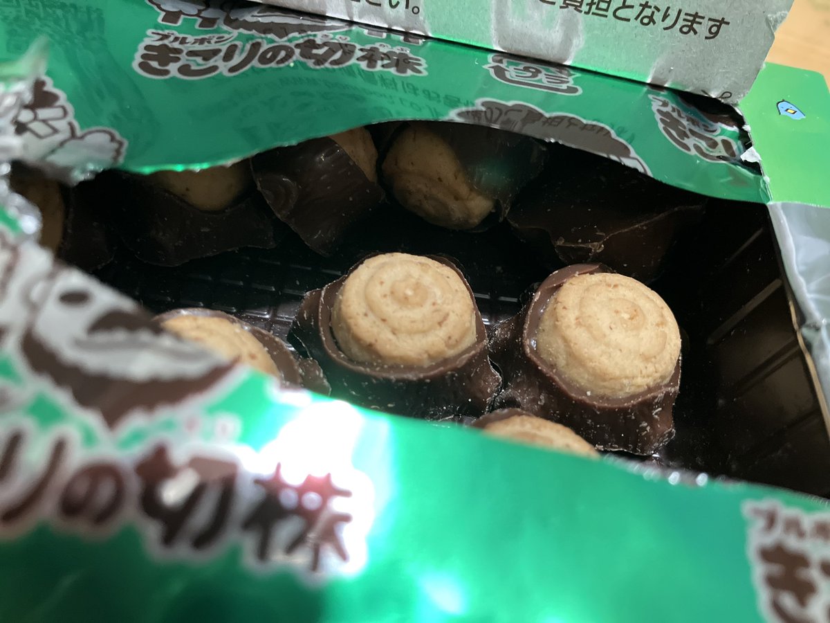 eriringo24's tweet photo. 幼き頃ぶりになんとなく買ってみたくなって〜
なんかおじさんの絵はこんなじゃなかったような気がするけど……こんなだっけか？
あれ‼️意外とおいしいやん😆　
#きこりの切株 
#スイーツ好きな人と繋がりたい https://t.co/aKxRX3mDOH