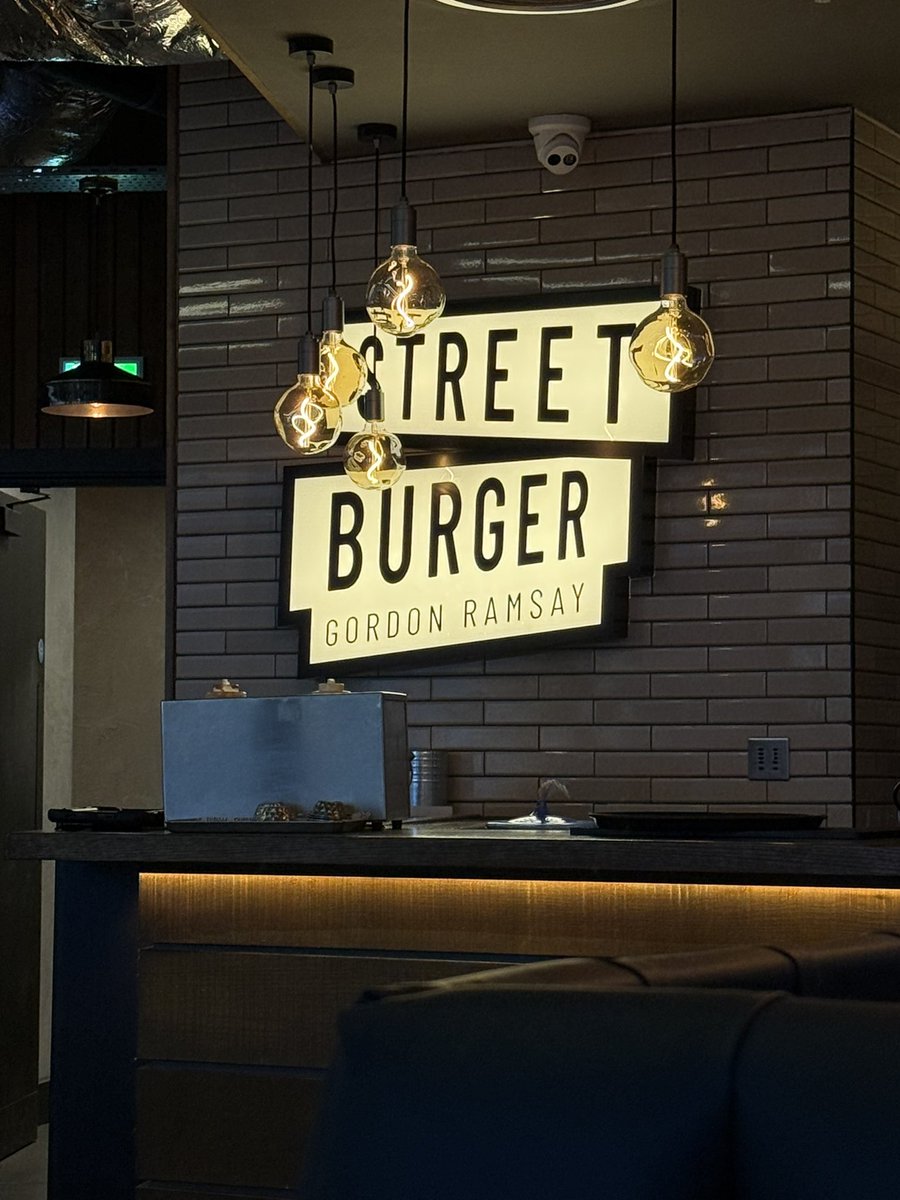 7th wedding anniversary with <a href="/louisewil86/">LW 🏴󠁧󠁢󠁳󠁣󠁴󠁿</a> in <a href="/GordonRamsay/">Gordon Ramsay</a> Street Burger, food was lovely only disappointment is that Gordon isn’t here to call me “Big Boy” 😂