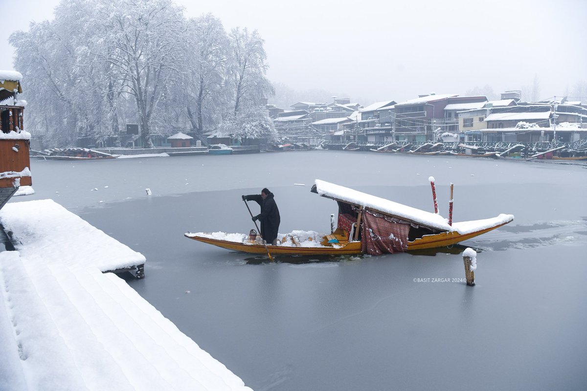 basiitzargar's tweet photo. The enchanting beauty of Srinagar covered in snowfall. https://t.co/WMGm8lWulp