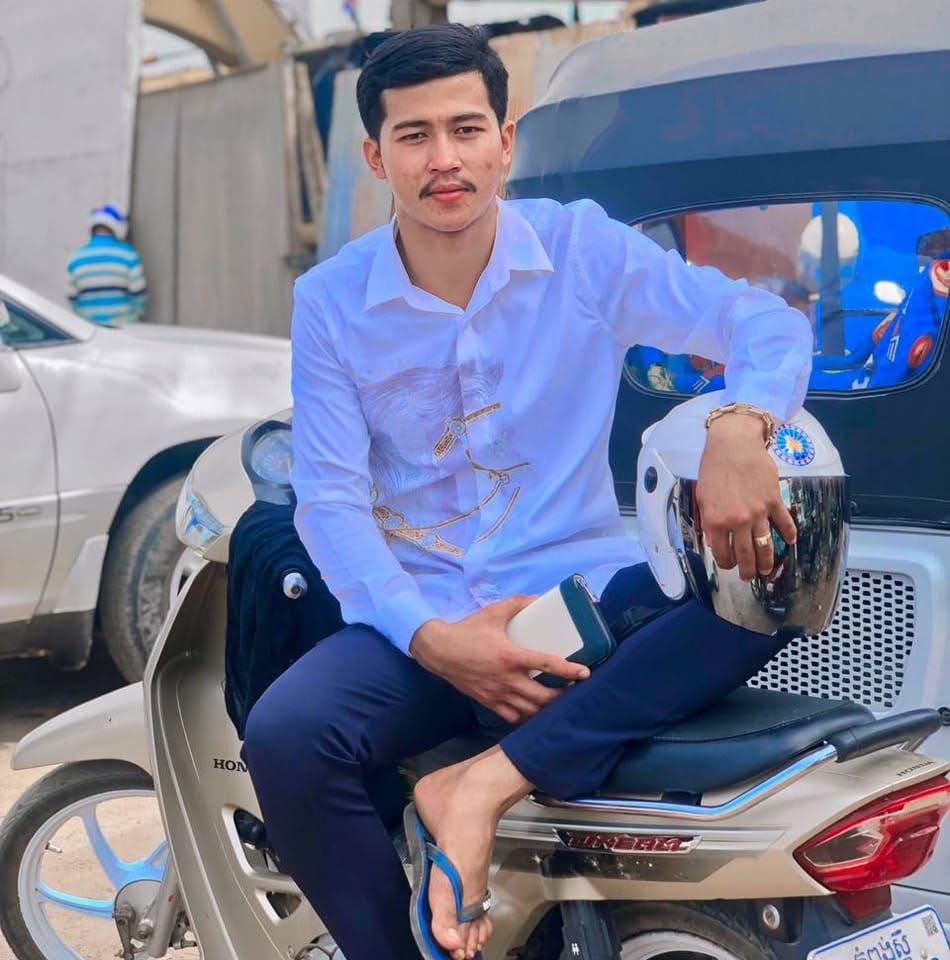 ជិតដល់ថ្ងៃឆ្លងឆ្នាំហើយមានអ្នកទំនេរអត់ចង់ខ្ចីកាន់ដៃថ្ងៃឆ្លងឆ្នាំ😊