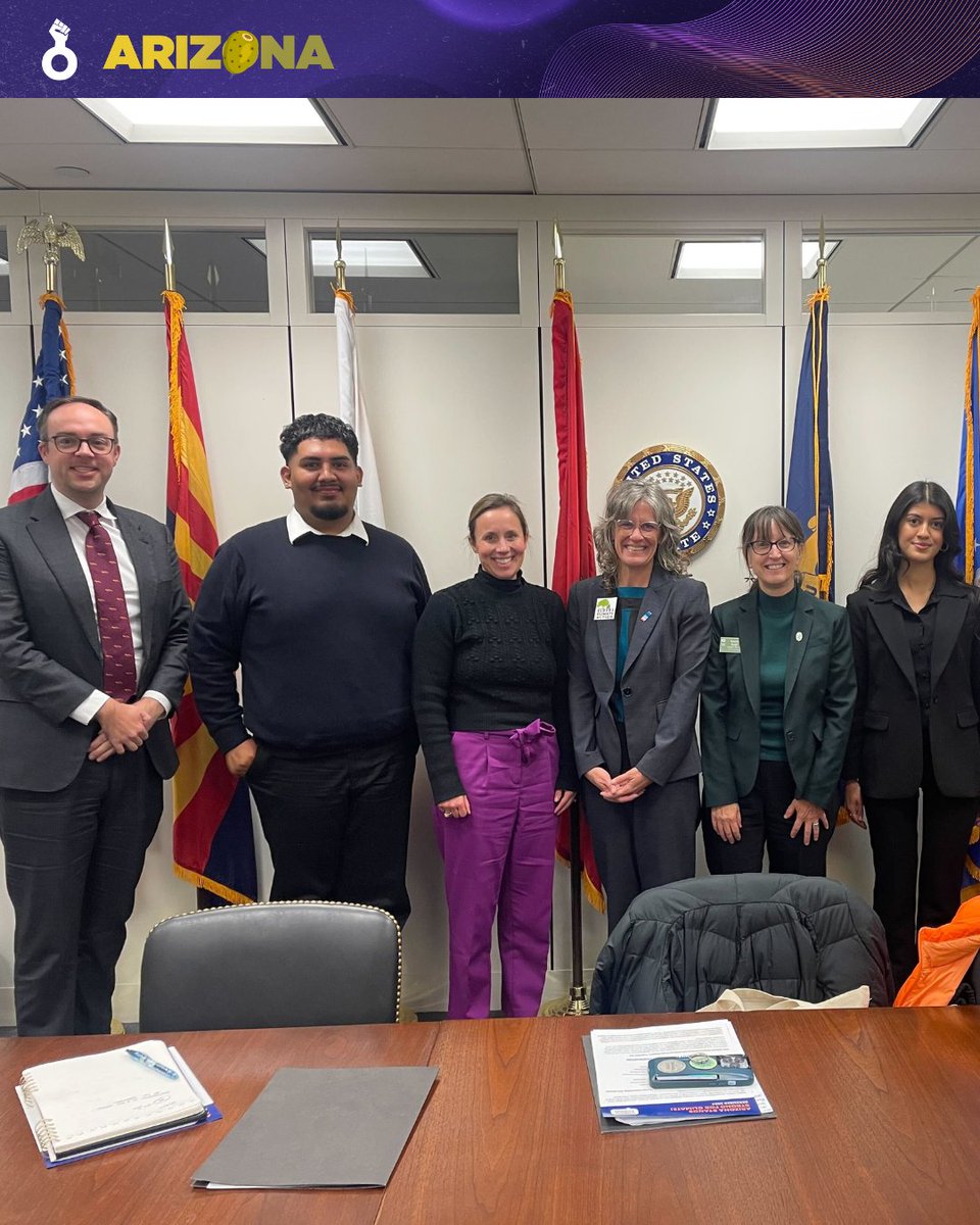 PoderLatinx's tweet image. #PoderLatinx AZ Organizer Jazmin joined advocates visiting Senator Kelly &amp;amp; Rep. Grijalva to #DefendOurClimate. 🌍 Cuts to protections risk lives and jobs—leaders must reject them! 💚💪 #ClimateActionNow