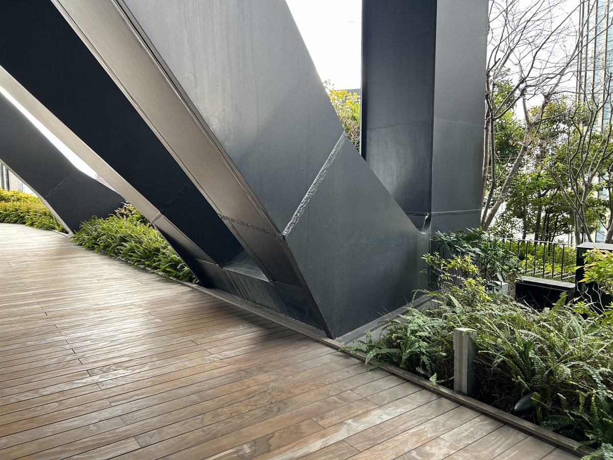 emuratee's tweet photo. 今年見たけどポストしてなかった建物をいくつか。中之島フェスティバルタワー。日建設計。100m超えの超高層をホールの上に免震にして乗せて、柱がホール内に落とせないから全てメガトラスで外周の16本だけの柱に乗せるという、全く恐ろしい設計。このメガトラスが間近で見られるのも素晴らしい。
https://t.co/hyOhgsws8N
