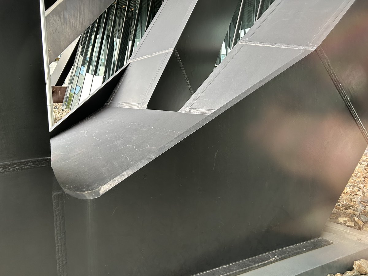 emuratee's tweet photo. 今年見たけどポストしてなかった建物をいくつか。中之島フェスティバルタワー。日建設計。100m超えの超高層をホールの上に免震にして乗せて、柱がホール内に落とせないから全てメガトラスで外周の16本だけの柱に乗せるという、全く恐ろしい設計。このメガトラスが間近で見られるのも素晴らしい。
https://t.co/hyOhgsws8N
