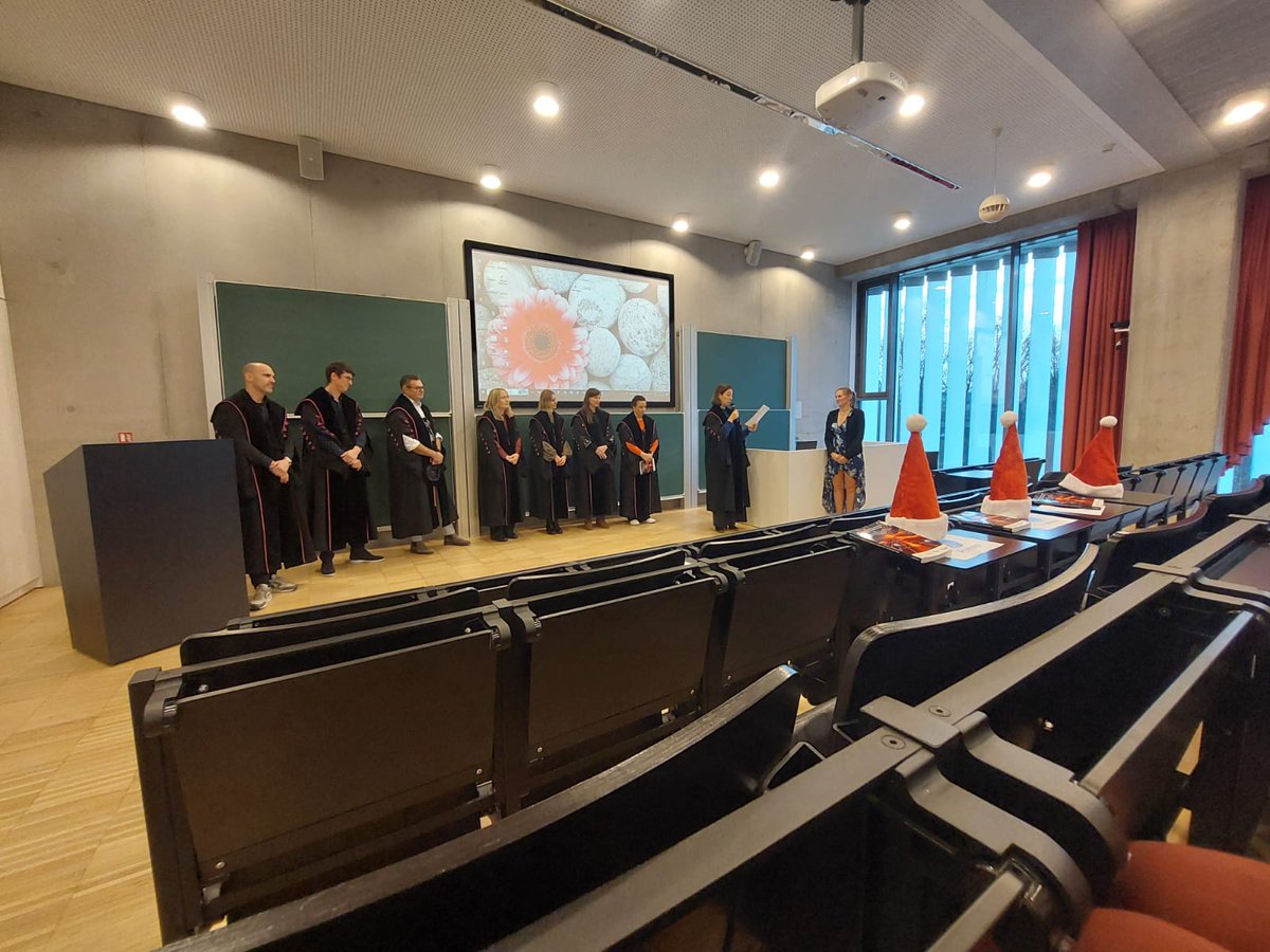 AnStaes's tweet image. Last week I successfully defended my PhD! A big thank you to my promoters KrisGevaert, Francis Impens and Simon Devos and the jury Claire Eyers, Liesbet Temmerman, @sigridverhelst, Daria Fijałkowska, Lynn Vanhaecke and chair Katleen De Preter.
I did it! 😎