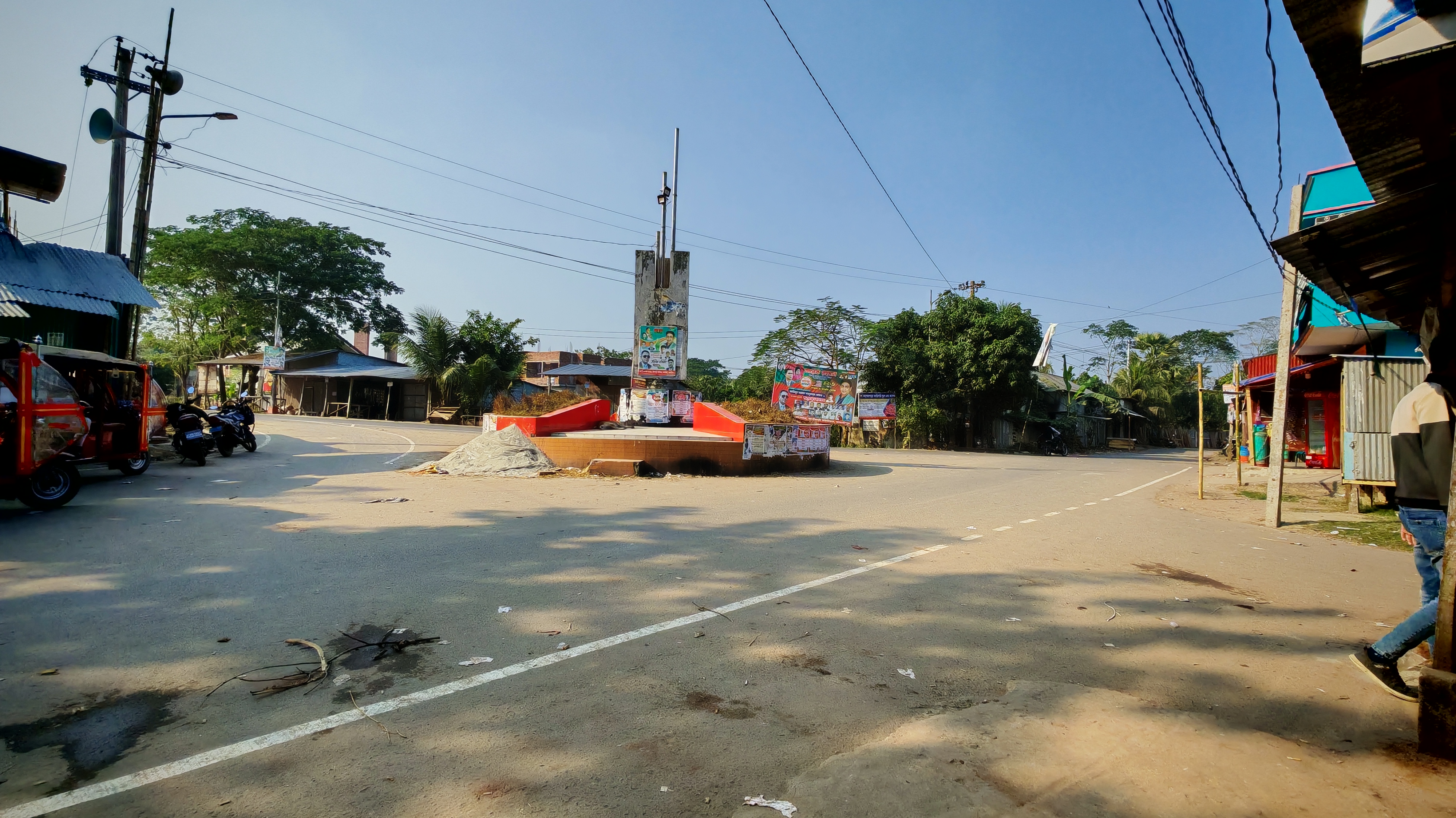 মাদারীপুরে তিন খুনের ঘটনায় পুরুষশূন্য এলাকা তদন্তে পুলিশের ঊর্ধ্বতন কর্মকর্তারা