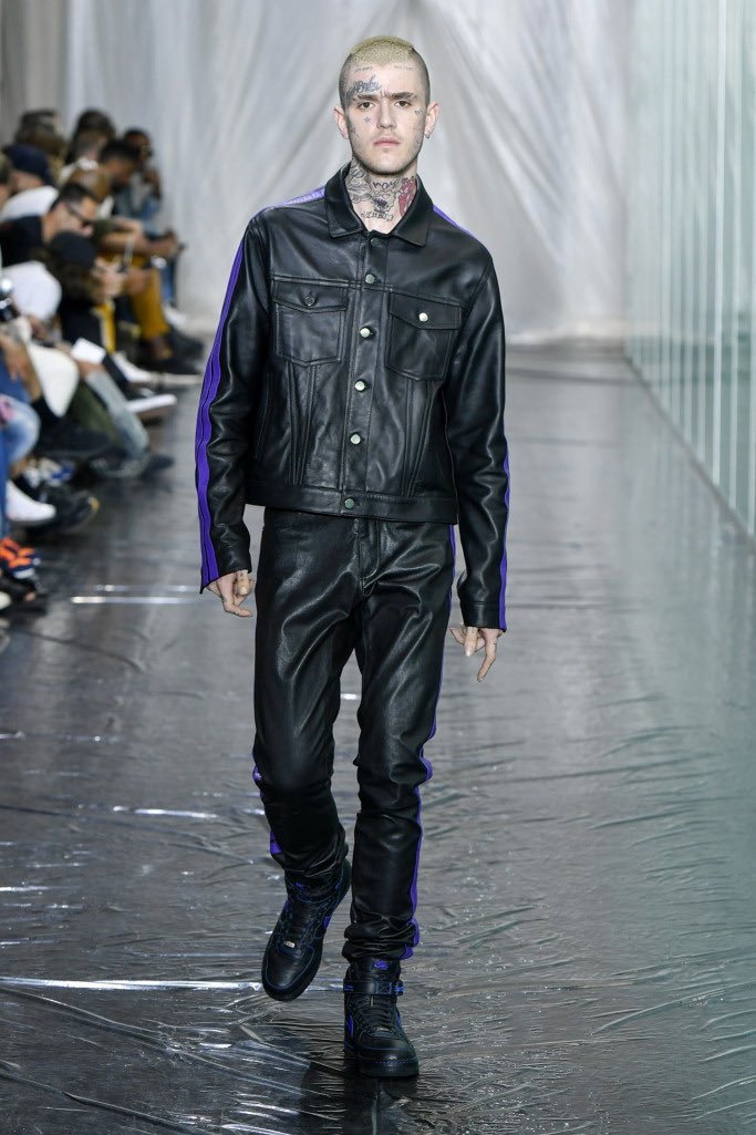 HardestFitPics's tweet photo. Lil peep walking for Vlone, 2017 https://t.co/ypoJzfMwox