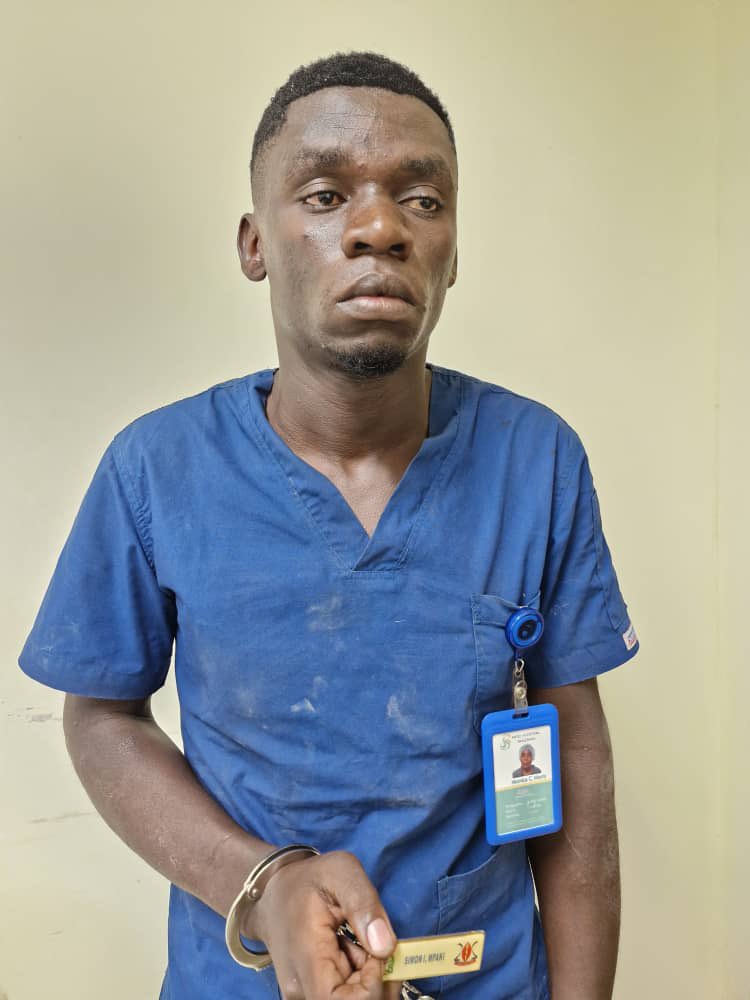 Hospitali ya Taifa Muhimbili Mloganzila imemkamata Bw. Steven K. Julius kwa tuhuma za wizi wa mali za wa wagonjwa ikiwemo simu za wagonjwa waliolazwa hospitalini hapo kwa kujifanya ni mwajiriwa wa Muhimbili Mloganzila kwa cheo cha Afisa Muuguzi.