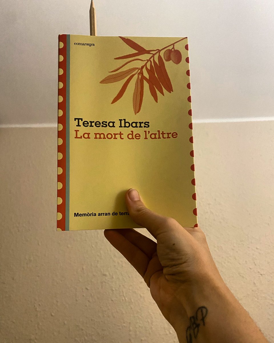 LaiaRuich's tweet photo. Recomano molt i molt fort aquesta meditació sobre la mort, el dol, els adéus i la memòria. Tot arran d’olivera. 
De @teresaibars. 
Gràcies 🤍. https://t.co/GIgF9iHZzY