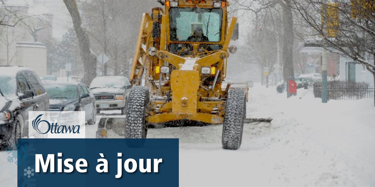 Un niveleur de la ville d'Ottawa roule dans une rue couverte de neige. Des voitures sont garées sur le côté de la rue et une neige légère tombe du ciel. Un encadré bleue dans lequel sont écrits les mots : « mise à jour » se trouve dans le coin inférieur gauche.