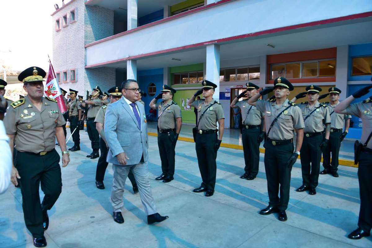 MininterPeru's tweet photo. ¡166 agentes Dirin ascienden de grado gracias a destaca labor PNP! 👮‍♂️

El ministro Juan José Santiváñez participó en la ceremonia de imposición de insignias a 17 oficiales y 149 suboficiales de la #DIRIN de la @PoliciaPeru, quienes ascendieron al grado inmediato superior. https://t.co/SpLoItlxp1