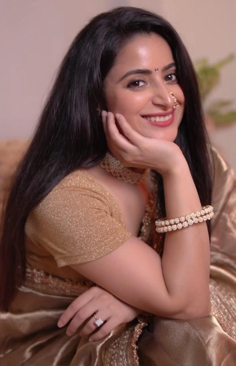 Aakansha555's tweet photo. She's looking so pretty in this mesmerizing look ❤😍 No words can define her beauty❤️🥺 
#AishwaryaSharma #Pakhi #NeilkiAish https://t.co/villzj0g7v