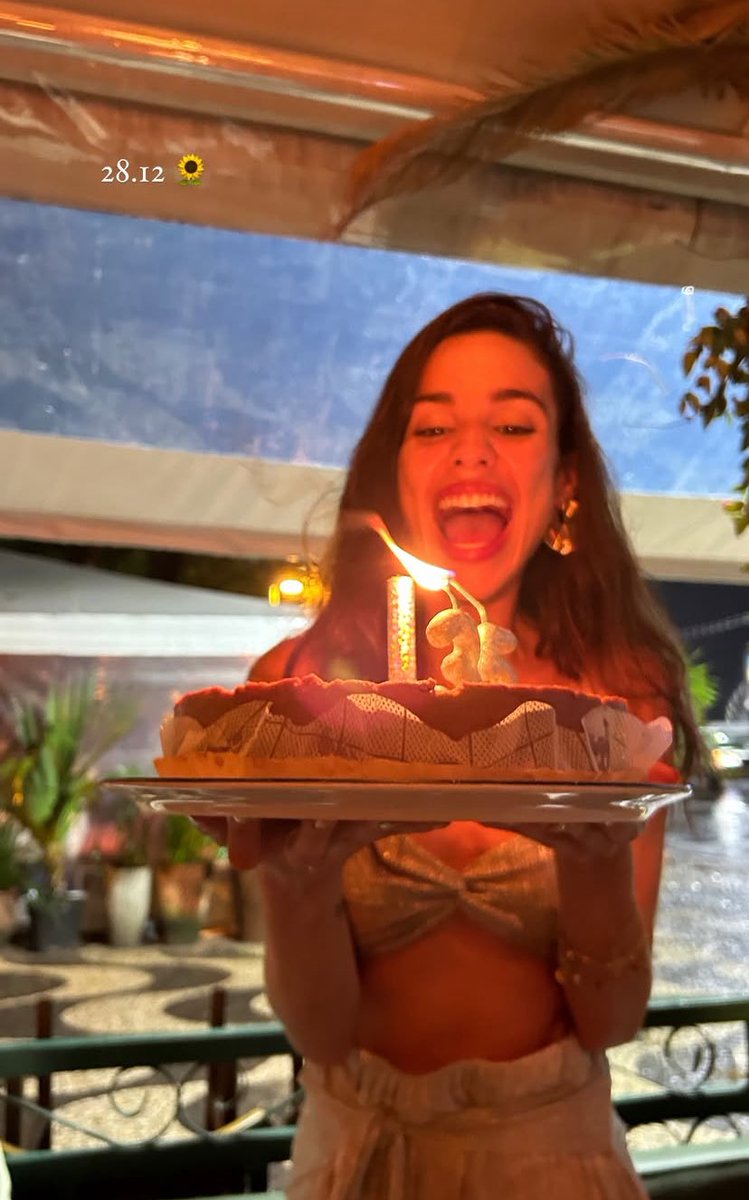 Sara Guimarães (@ttsarag) on Twitter photo Hoje é o dia dela, feliz aniversário minha princesa Deus abençoe você sempre, te admiro demais tanto na carreira como a vida pessoal, tenho muito orgulho de você e obrigada por ser exatamente assim, você é incrível te amo demais. 💛🌻 <a href="/aPriReis/">Pri Reis 🌻</a> Hoje é o dia dela, feliz aniversário minha princesa Deus abençoe você sempre, te admiro demais tanto na carreira como a vida pessoal, tenho muito orgulho de você e obrigada por ser exatamente assim, você é incrível te amo demais. 💛🌻 <a href="/aPriReis/">Pri Reis 🌻</a>