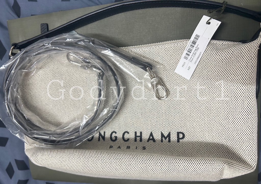 พร้อมส่ง Longchamp essential toile Cross Body Bag Ecru 
✅ ของแท้ *ลองใช้งาน 1 ครั้งค่ะ

จากราคาป้าย 15,800 บาท 
ลดเหลือ 11,000 บาทค่ะ ‼️
(ต่อรองราคาได้นะคะ 😍)

 สนใจติดต่อสอบถามเพิ่มเติมได้ค่ะ 🥰

#longchamp #ส่งต่อlongchamp #กระเป๋ามือสอง #กระเป๋าแบรนด์เนม