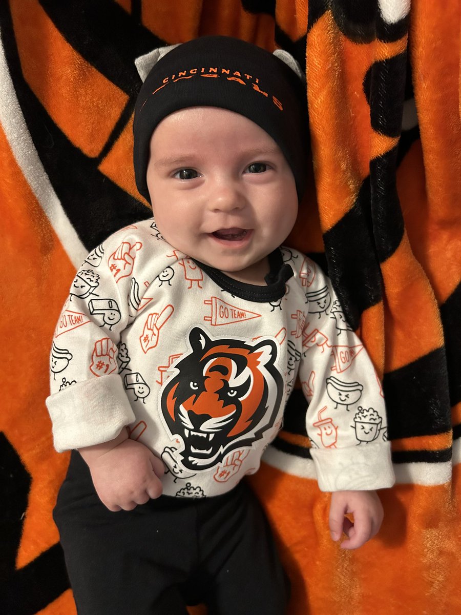 JoshuaFuncke's tweet photo. @Bengals all suited up for GameDEY.  #Whodey #Bengals https://t.co/XdtE6E5b5r