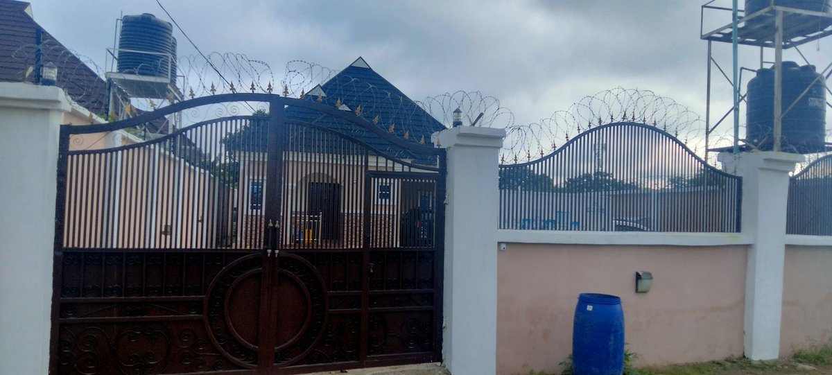 olaidefat's tweet photo. A 2 bedroom flat for sale in Tanke, ILORIN. https://t.co/B7L7jobH1f