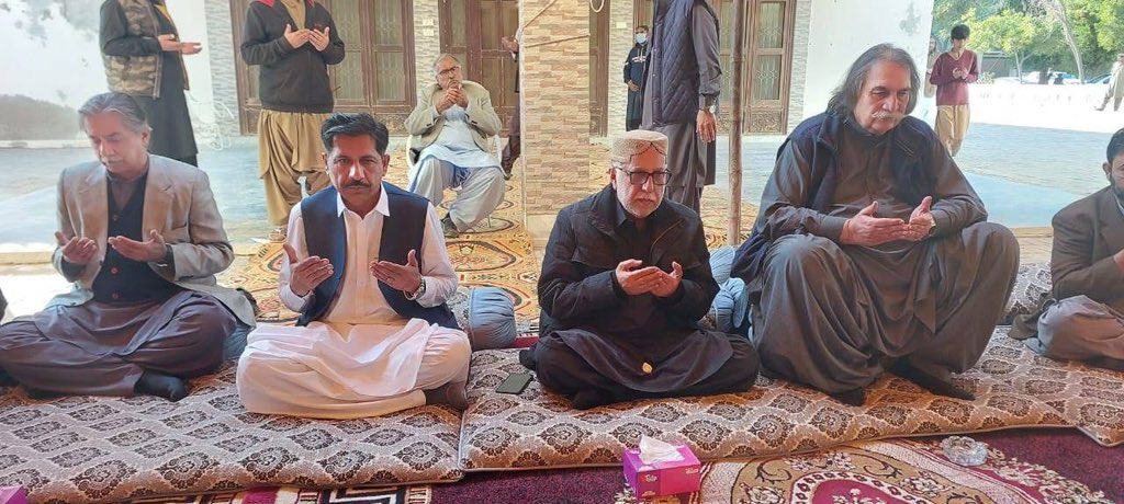 *صوبائی وزیر ایری گیشن میر محمد صادق عمرانی رکن قومی اسمبلی میر خان محمد خان جمالی سے انکے بھائی میر اسرار خان جمالی کے انتقال پر  ان سے  خان گڑھ   میں تعزیت کر رہے ہیں اس موقع پر میر فر ید اللہ خان جمالی موجود تھے*