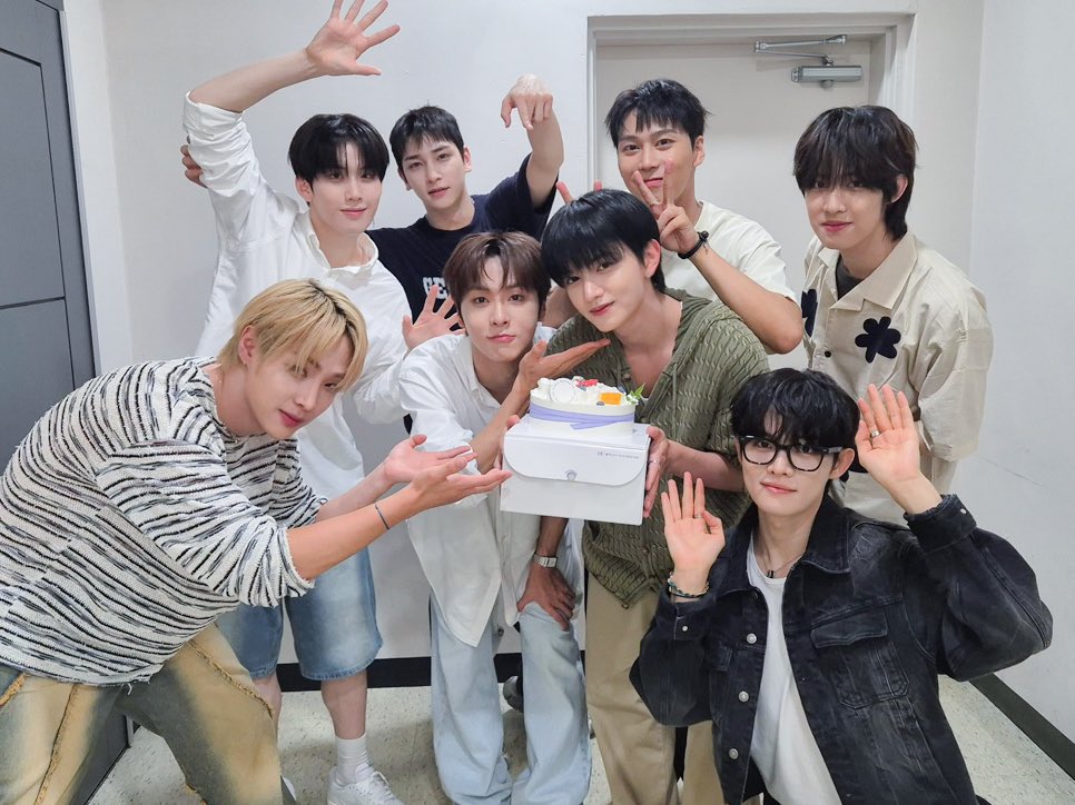 muzinbae's tweet photo. thank you so much for everyone who keep supporting bae173 members either you are else since their debut or new else heeee i am so happy to see my babies gained lots of new fans bcs of project 7 and starlight boys. i hope we can continue supporting the members together for a long time! oh and, to new else, welcome to the fandom💗
