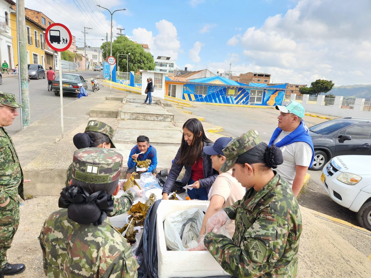 Ejercito_Div5's tweet photo. En Tunja #Boyacá, soldados del Batallón de Apoyo y Sostenimiento para el Combate N.° 1 Cacique Tundama, de la #PrimeraBrigada, compartieron un delicioso desayuno con la población vulnerable, llevando alegría y compañía en esta Navidad.

#SoldadoEsServicioSocial https://t.co/CB3mzGBd03
