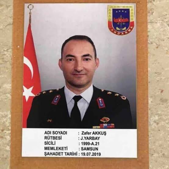 Naaşını yıkayan hoca, telaşla dışarı fırlıyor. "Komutan yaşıyor, ambulans çağırın..."

Orada bulunanlar hemen gasilhaneye koşuyorlar. Zafer Yarbay gülüyor. Ölmemiş gibi gülüyor. Nefes yok, nabız yok, kalp durmuş ama gülüyor...

Ölümüyle ölümü öldüren Şehit J.Yarbay Zafer Akkuş ⤵️