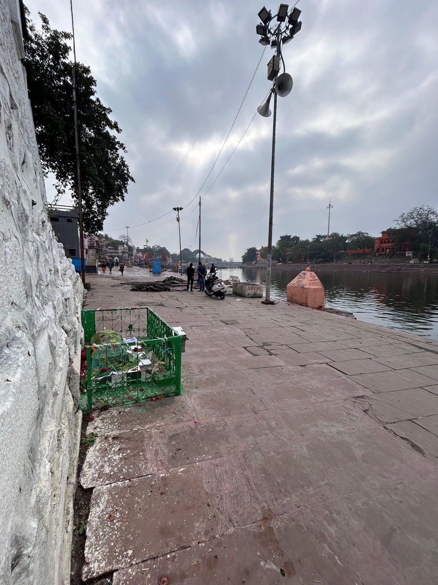 Hello <a href="/ujjainumc/">Ujjain Municipal Corporation (UMC)</a>,  

The last time I visited the Mahakaleshwar Temple in 2020, there was no shrine (majar) here. Today, I found this majar on the temple premises. This shows incompetence and carelessness on your part. How did you allow this to happen? They have captured on
