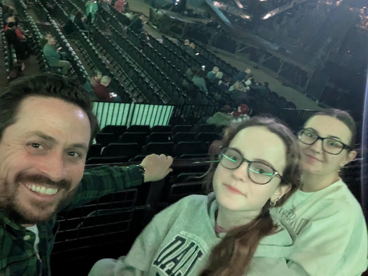 Fabulous time at <a href="/lesmisofficial/">Les Misérables</a> in #Manchester yesterday. Made even better by bumping into <a href="/AlfieBoe/">Alfie Boe OBE</a> outside and having a chat. What a lovely guy taking time for me and my kids and shaking hands &amp; I said to him I'm not wanting a pic, just to shake the hand of someone amazing 🤩