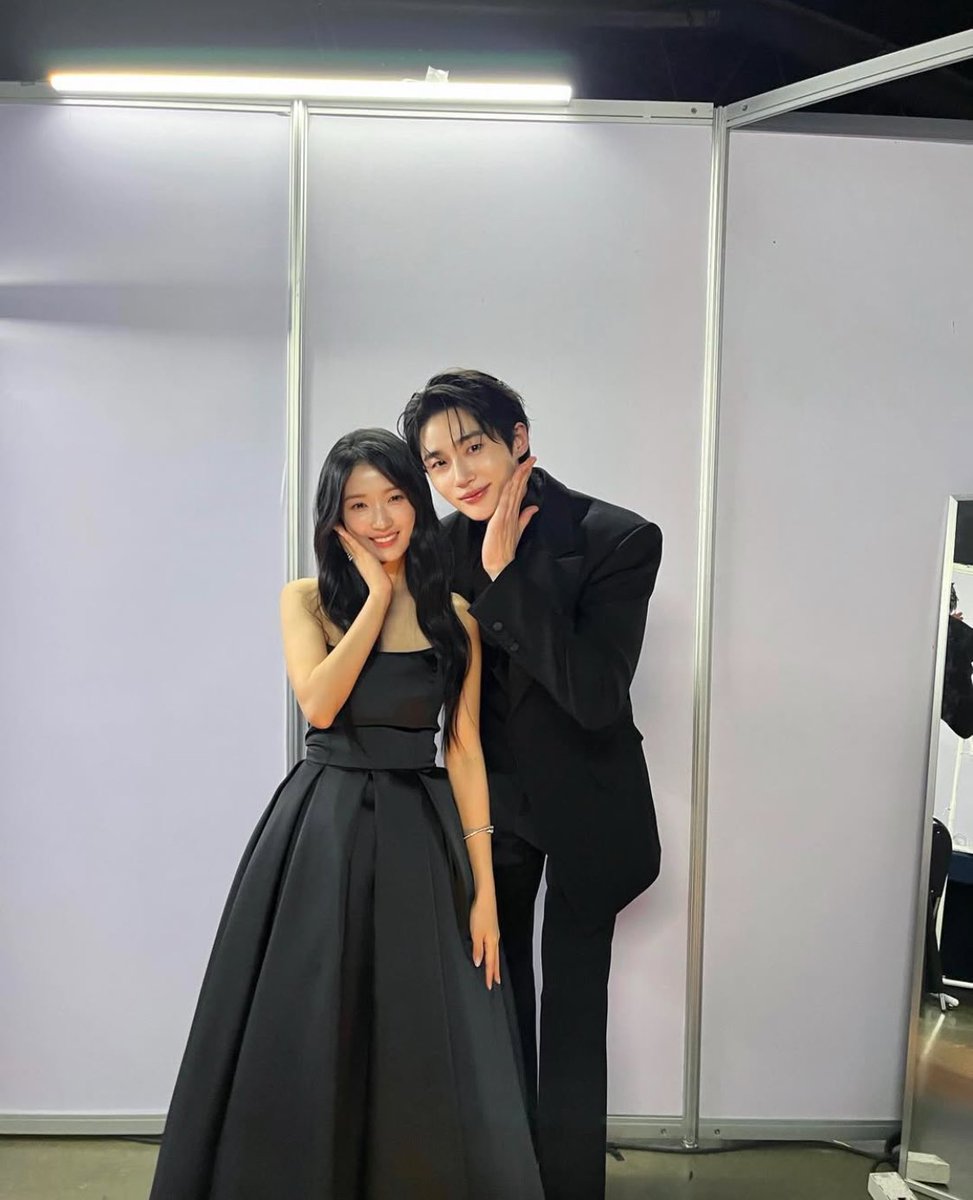 milearchive's tweet photo. 변우석 김혜윤 시상식 투샷 실존🥹😭 https://t.co/NgcqBH4MRU